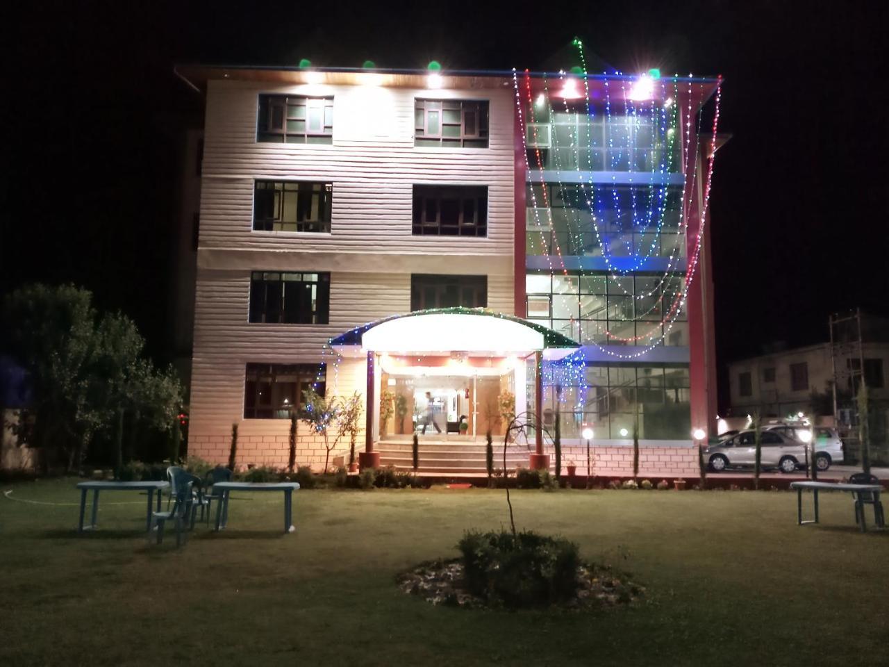 Triden Kashmir Resort Srinagar  Exterior photo